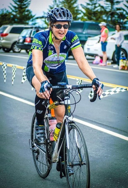 Jana Morse cycling in event